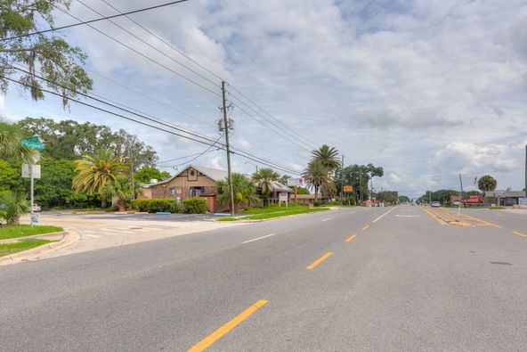Restaurant With High Visibility: 1330 N Woodland Blvd, Deland, FL 32720